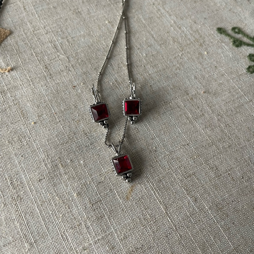 Lia Sophia “Lady In Red” Red Cut Crystal Stone Pendant Silver Tone Necklace - Picture 2 of 4